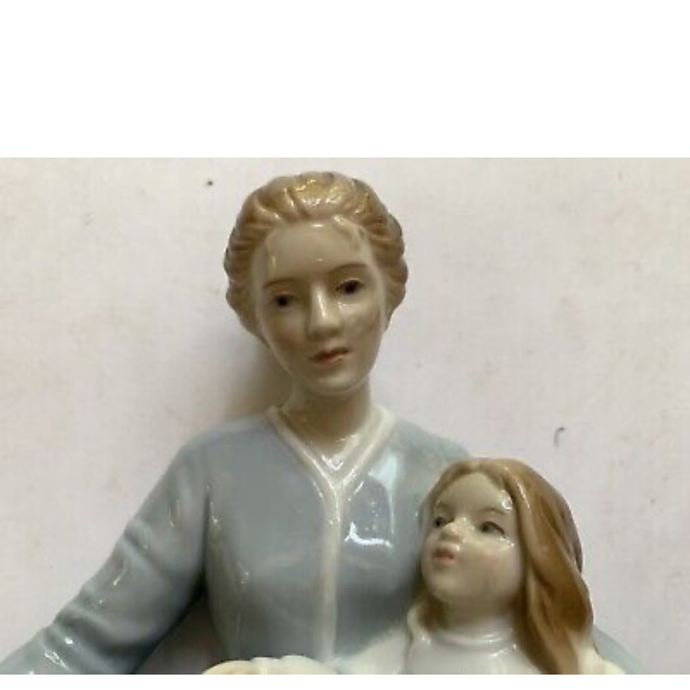 SOLD Vintage AVON “a Mothers Touch” Figurine - Picture 6 of 7